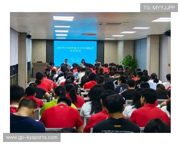 举重训练营与高校共建科研实训平台培养教练人才，举重队训练视频